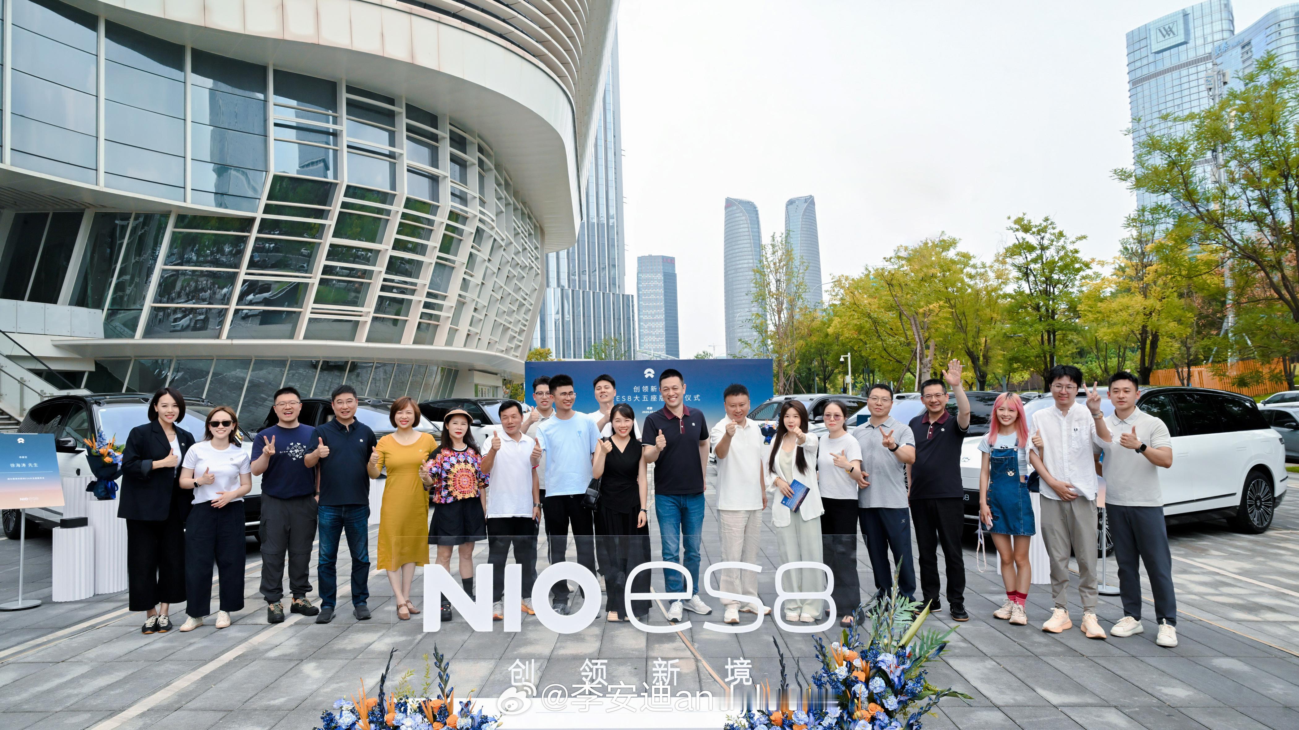 ES8 五座版开始交付了，对于这种大五座车，其实是一个全新的类目，毫不妥协的空间