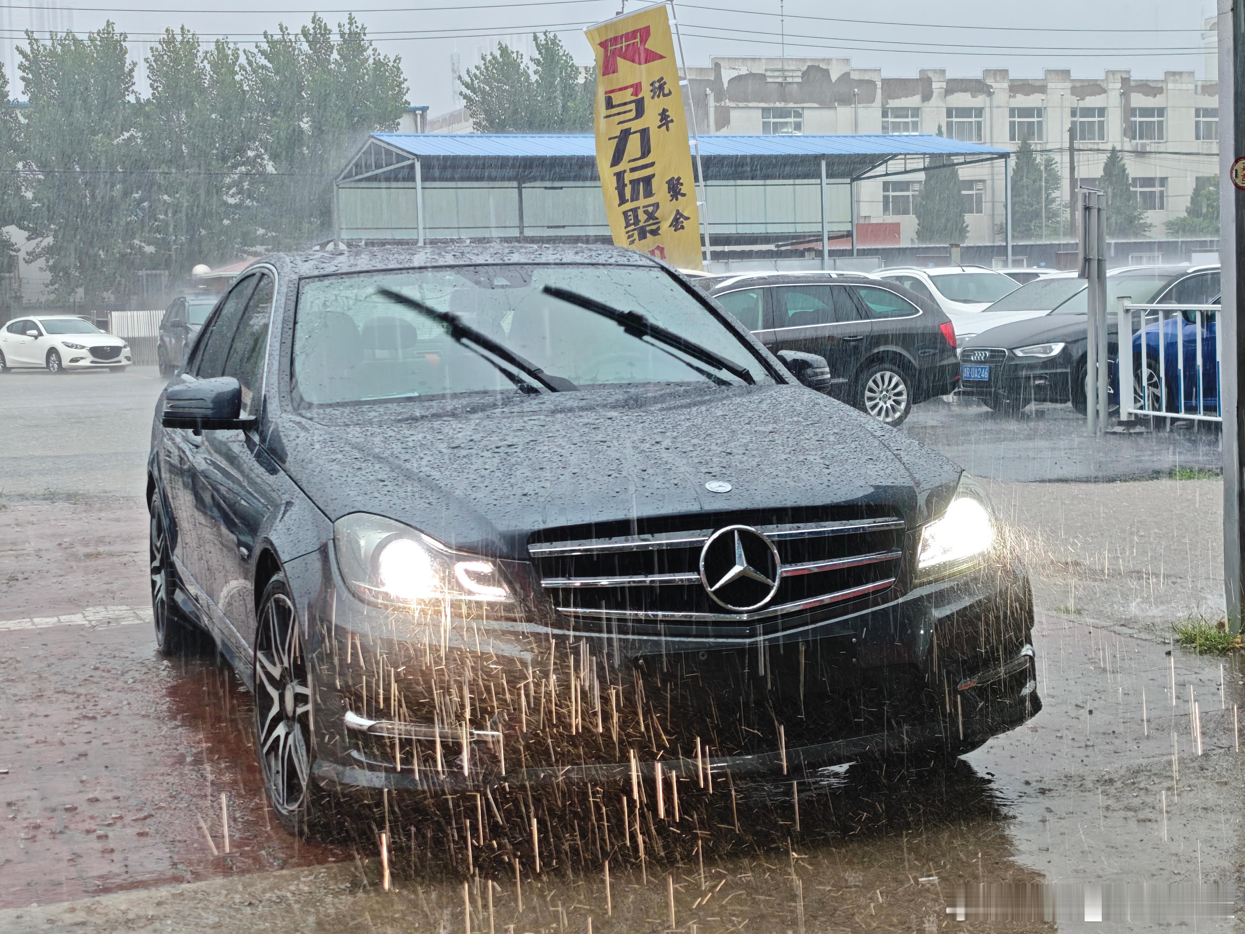 马力玩聚老马在路上 今日2014奔驰C300运动冒雨交付​雨大不大看下图​5万多
