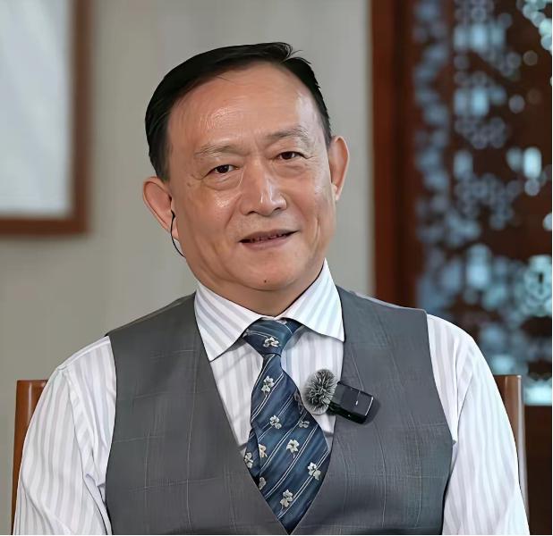 网上流传这样一段话，卢麒元声称：“有人想把我们喝的水、用的电、上的网，打包卖给资