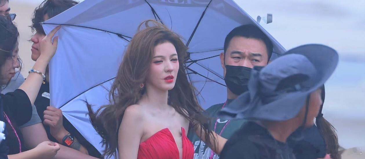 看见张予曦被风吹的散发简直太有氛围感了！真的太美了！ ​​​