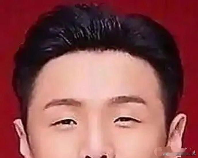 李荣浩和杨丞琳之前说好了丁克。结果李荣浩岁数大了，就想弄个娃，跟杨丞琳商量不管生