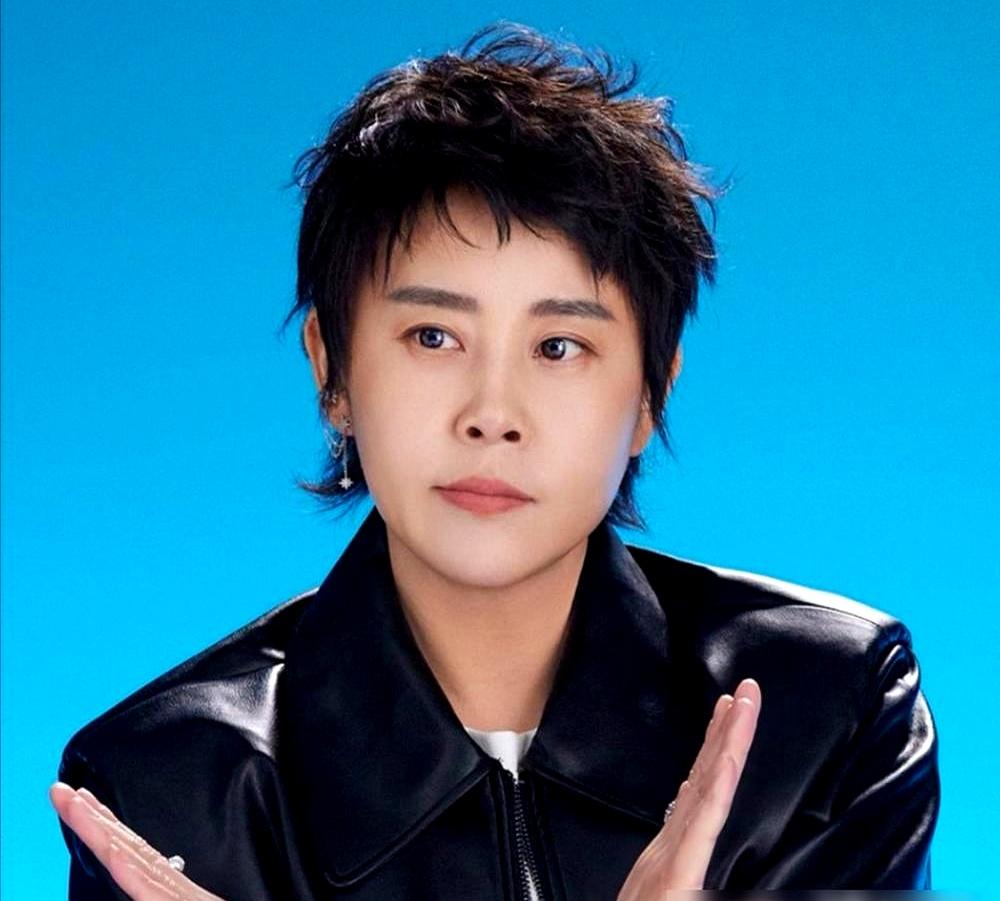 王濛没有站起来，她的反应比比赛更激烈。
 

初舞台的拆票争议让人看笑话。倪萍说