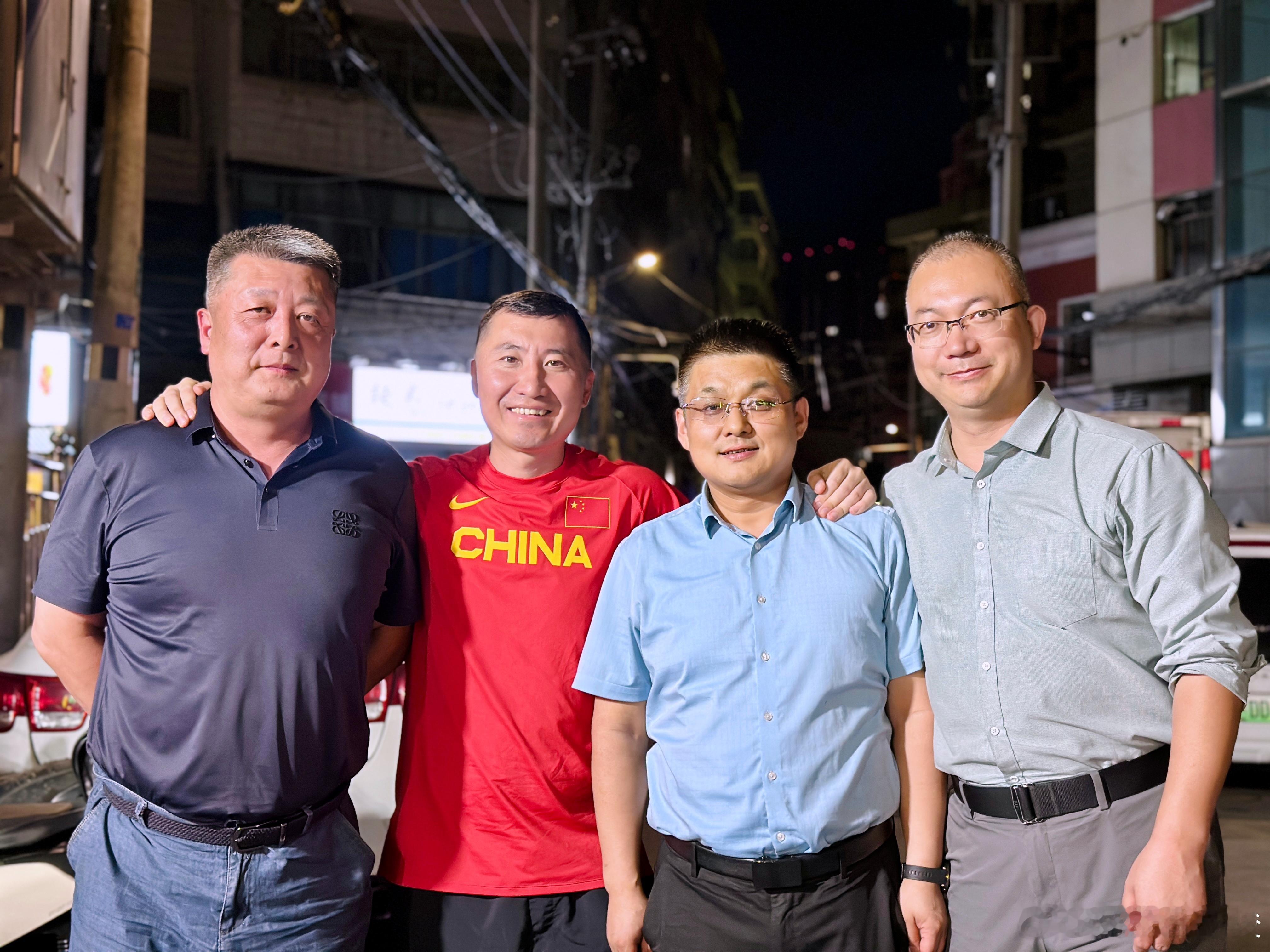 很多时候，我们不得不为了理想，各奔前程；也不得不为了生活，天南地北。虽然不知道何