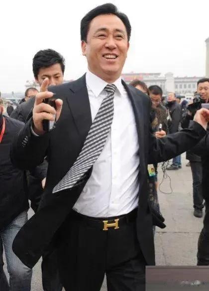 曝许家印在美国为儿子建立了23亿的信托基金，儿子享受分红及利息，并且承诺，他的儿