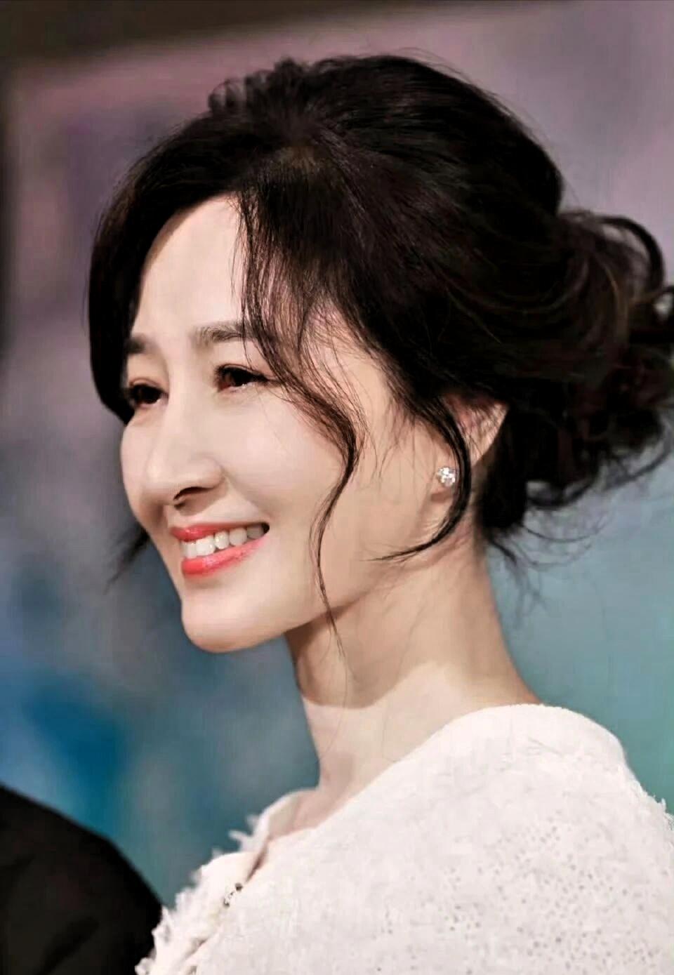 真的假的？
这么多年过去了，都没有什么变化

当61岁的关咏荷以一袭素白长裙现身