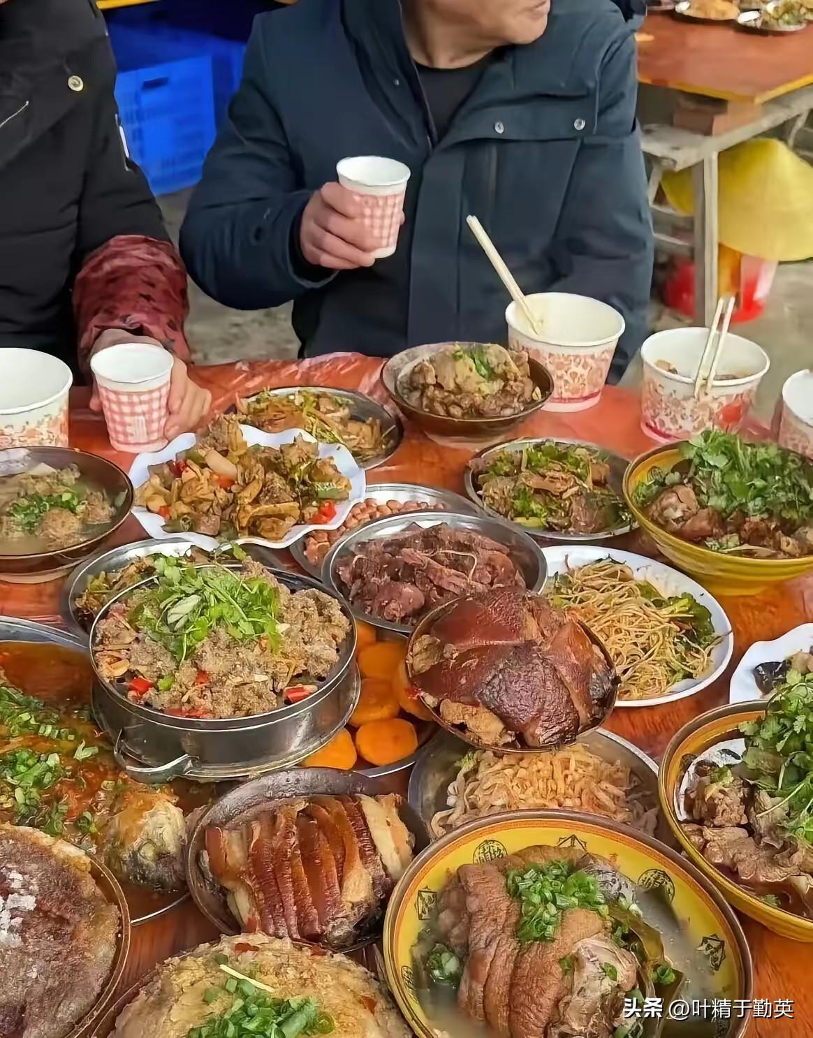 在农村吃上这样的席就是一种享受。现场制作，不添加任何东西，肉食都是新鲜的。虽然颜