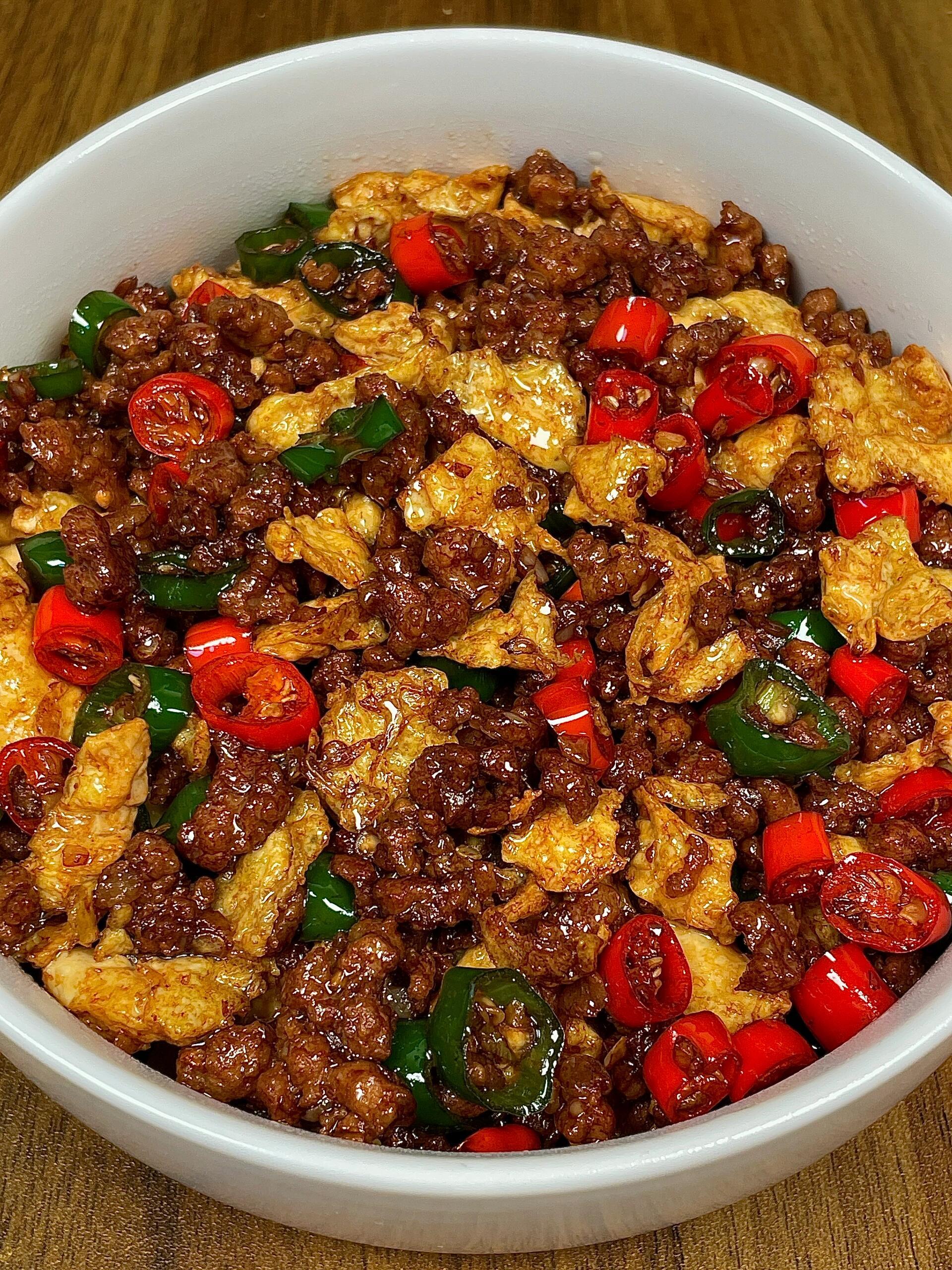 今天分享一道好吃又下饭的家常美食。双椒肉沫鸡蛋。好吃😋配上米饭嘎嘎香。一口一口
