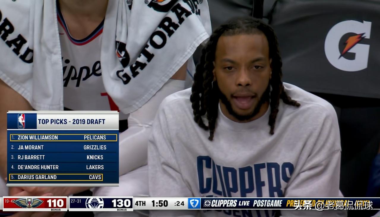 在今天进行的快船和鹈鹕的比赛中，发生了特别巧合的一幕。当时比赛进行到了第四节的1