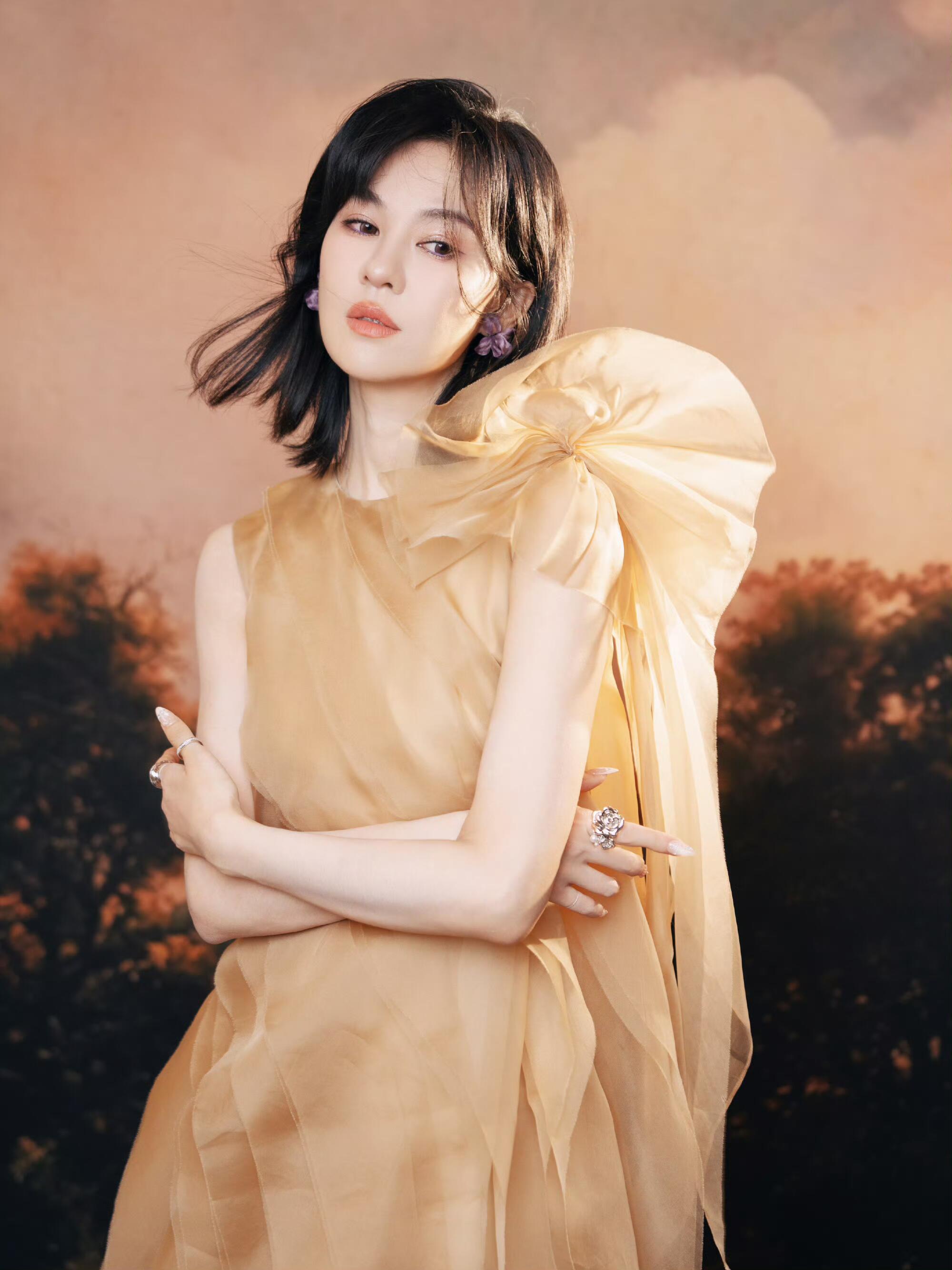 郁可唯被夸害羞了郁可唯嘴角比AK还难压 穆祉丞在后台探头探脑憋了半天，最后憋出一