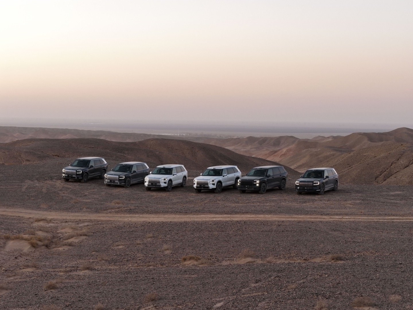 三位航天员荣耀归来，不少人在返回任务现场看到了极氪9X霸气的身影。值得一说的是，