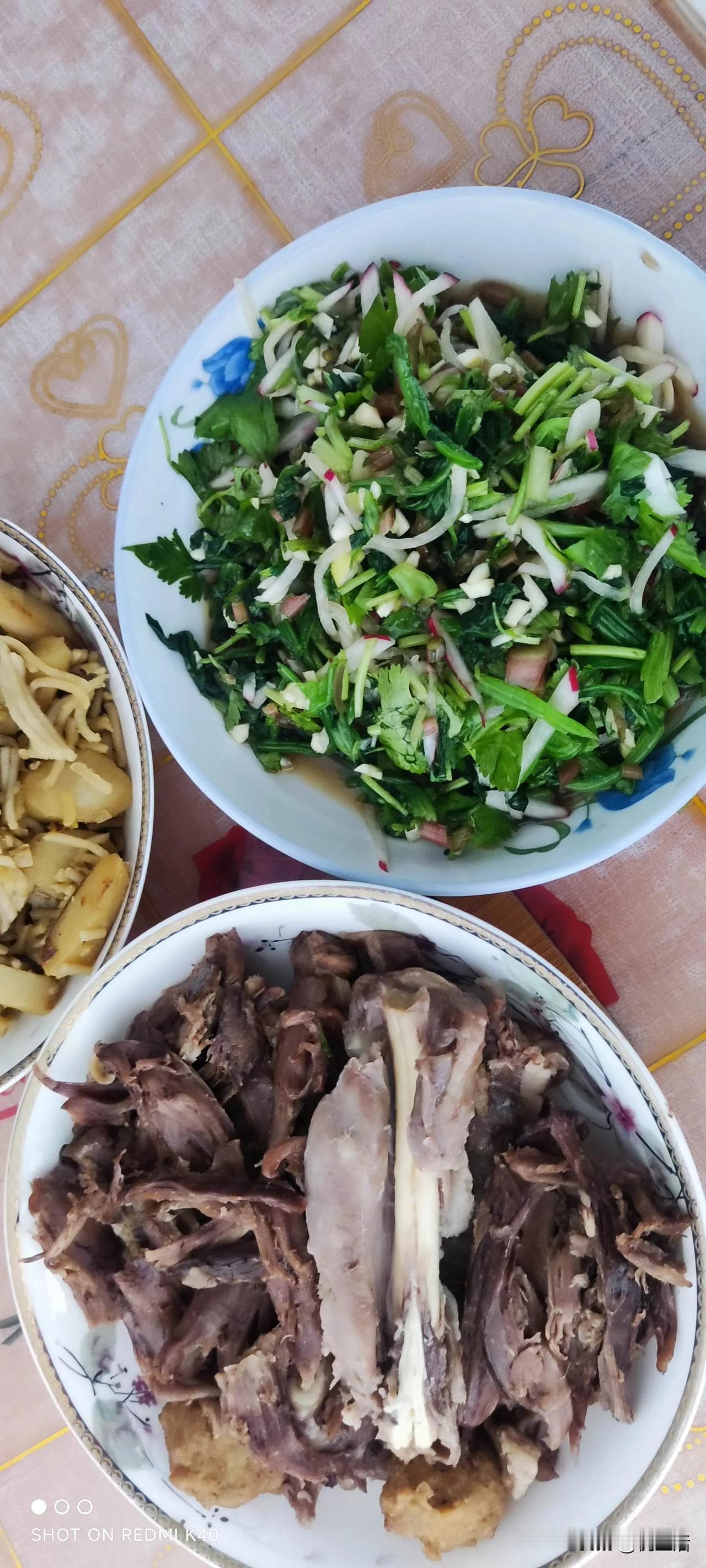 挑战内蒙硬菜三盘
羊腿肉，炒莜面，凉拌菠菜，这三盘够不够内蒙味？
