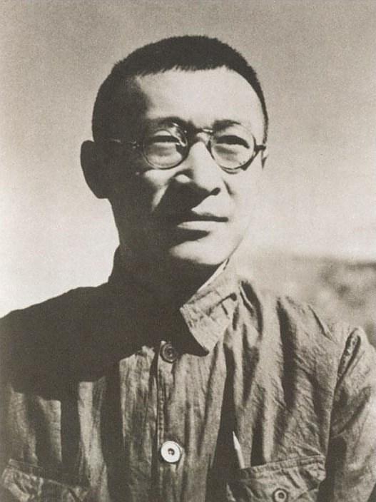 25岁当上军委副主席，“毛泽东思想”这名字是他起的，此人是谁
 
这位低调却功勋