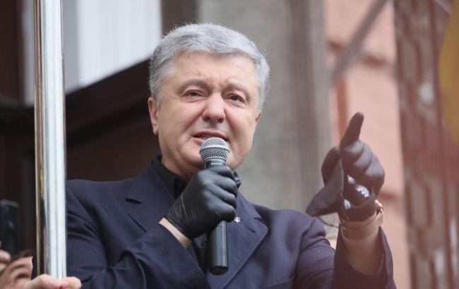 乌克兰前总统波罗申科在星期一呼吁泽连斯基的整个内阁集体辞职。 最近乌克兰反腐当局