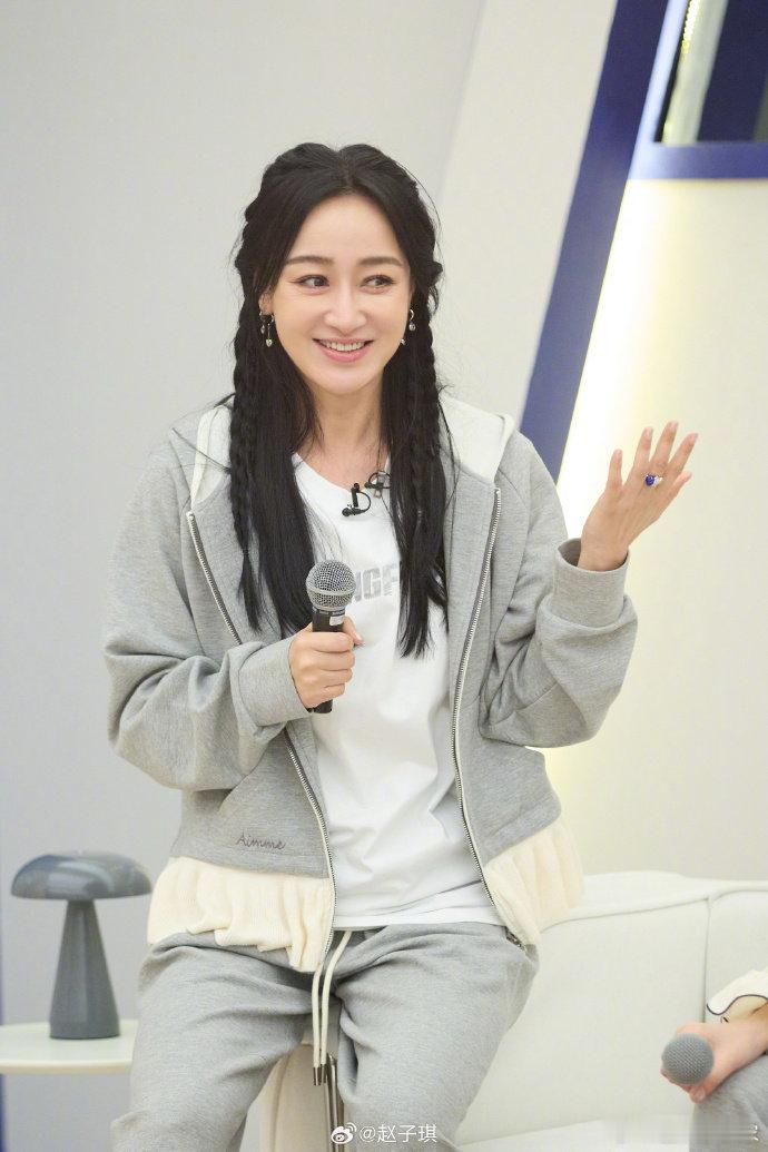赵子琪赵子琪淘汰后节目组不让取包乘风2026不让取包有点失落，还主动澄清无黑幕，