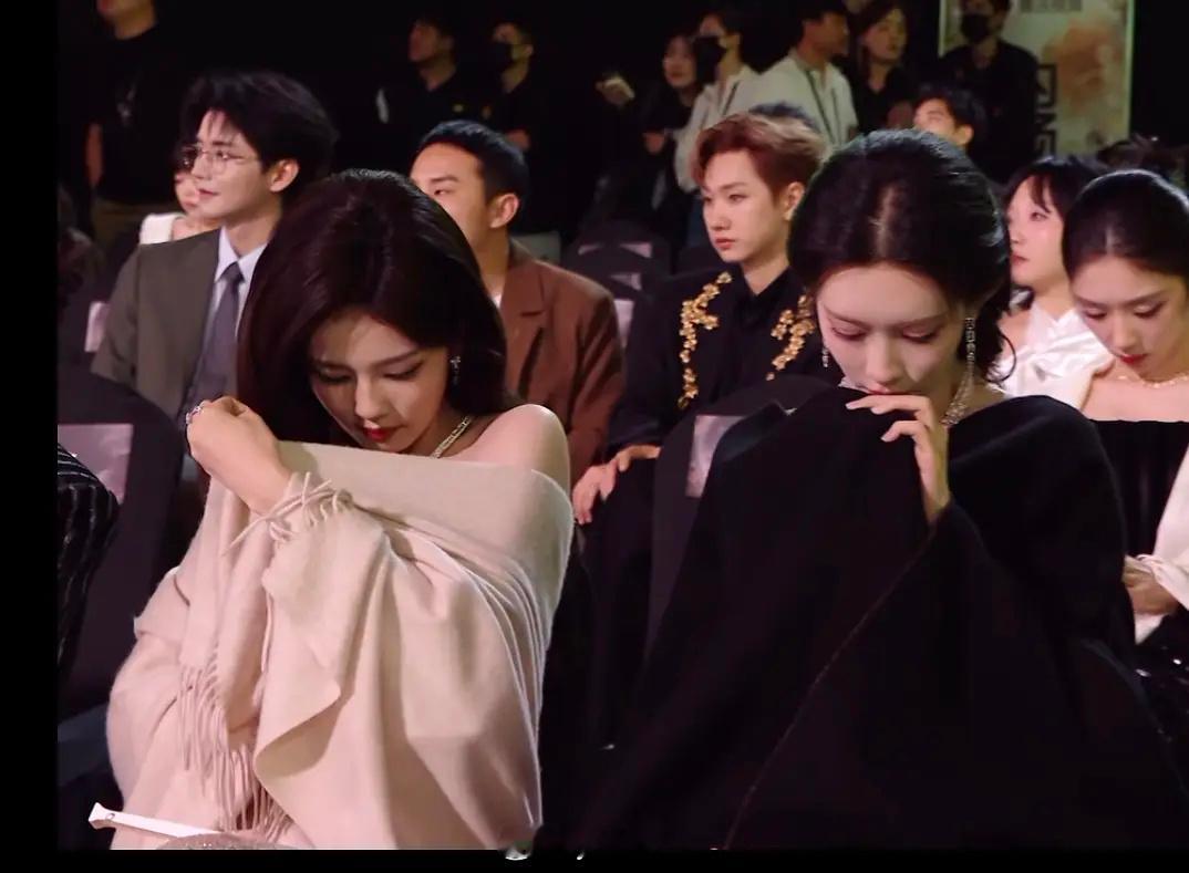 偷偷玩手机 她俩这样一动不动半分钟 