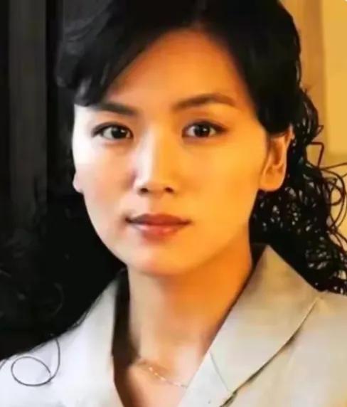 你细看，她确实长得像刘涛，但她比刘涛漂亮，比刘涛大气，比刘涛耐看，比刘涛有颜值，