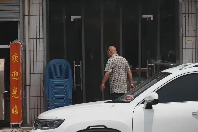 丈夫嫌妻子不肯帮小叔子还房贷，以离婚相逼，妻子爽快答应，离婚当天丈夫扬手给了妻子