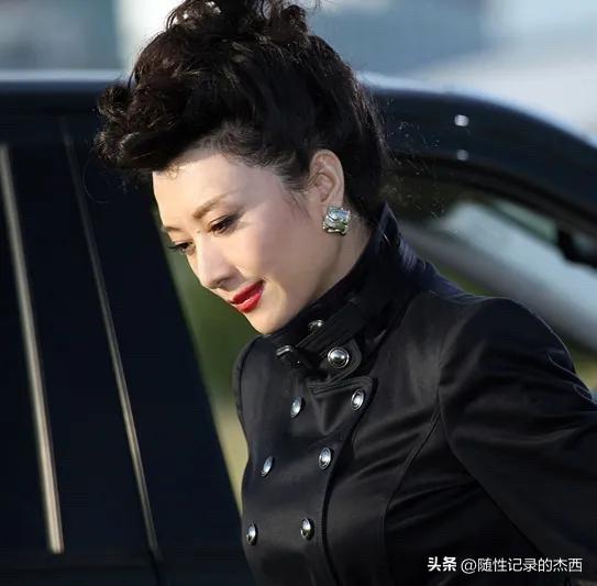 60后的女演员里面她最美，最有气质了，内娱找不出第二个。在《英雄虎胆》里饰演的李