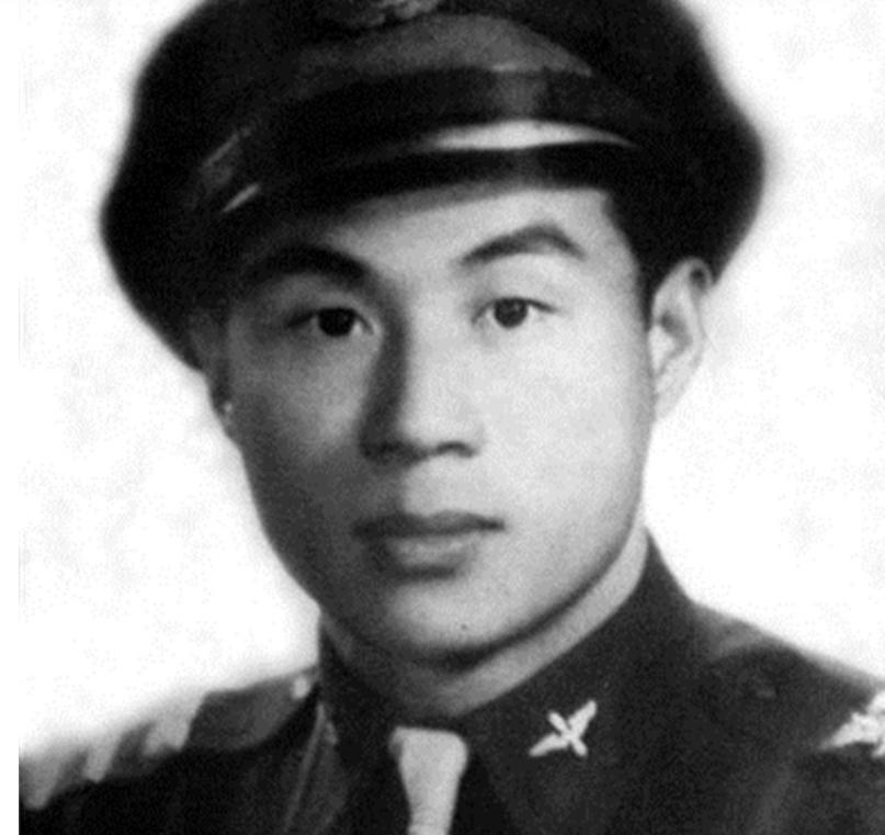 1983年，63岁老人正给领导倒水，领导低头一看，这老人竟穿着空军专用的拉练裤，