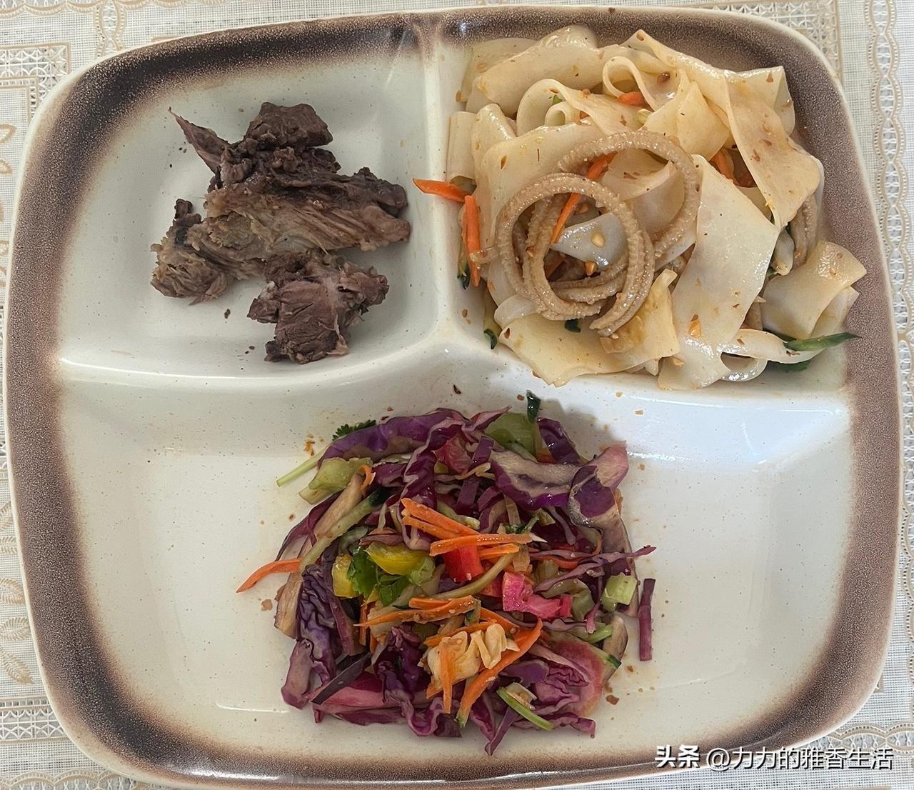 午餐是主食是酿皮，一块红肉，蔬菜，保证正常的代谢过程，基本是正常饮食。