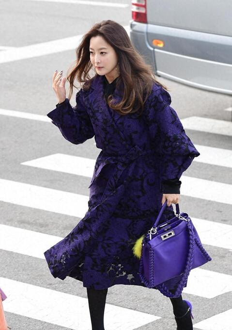 金喜善的紫色大衣穿搭解析：色系魅力、款式选择及下装搭配要点