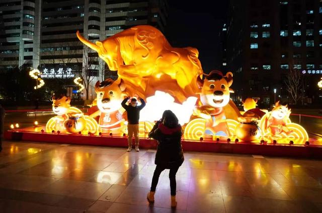 北京日报客户端 亮灯了！春节景观布置到位，22万件灯笼灯饰打造流光溢彩京城夜
