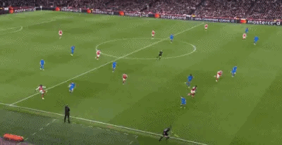 边裁碰瓷？还是热身球员有意为之？反正就是危险系数太高，对谁都没好处。

欧冠淘汰