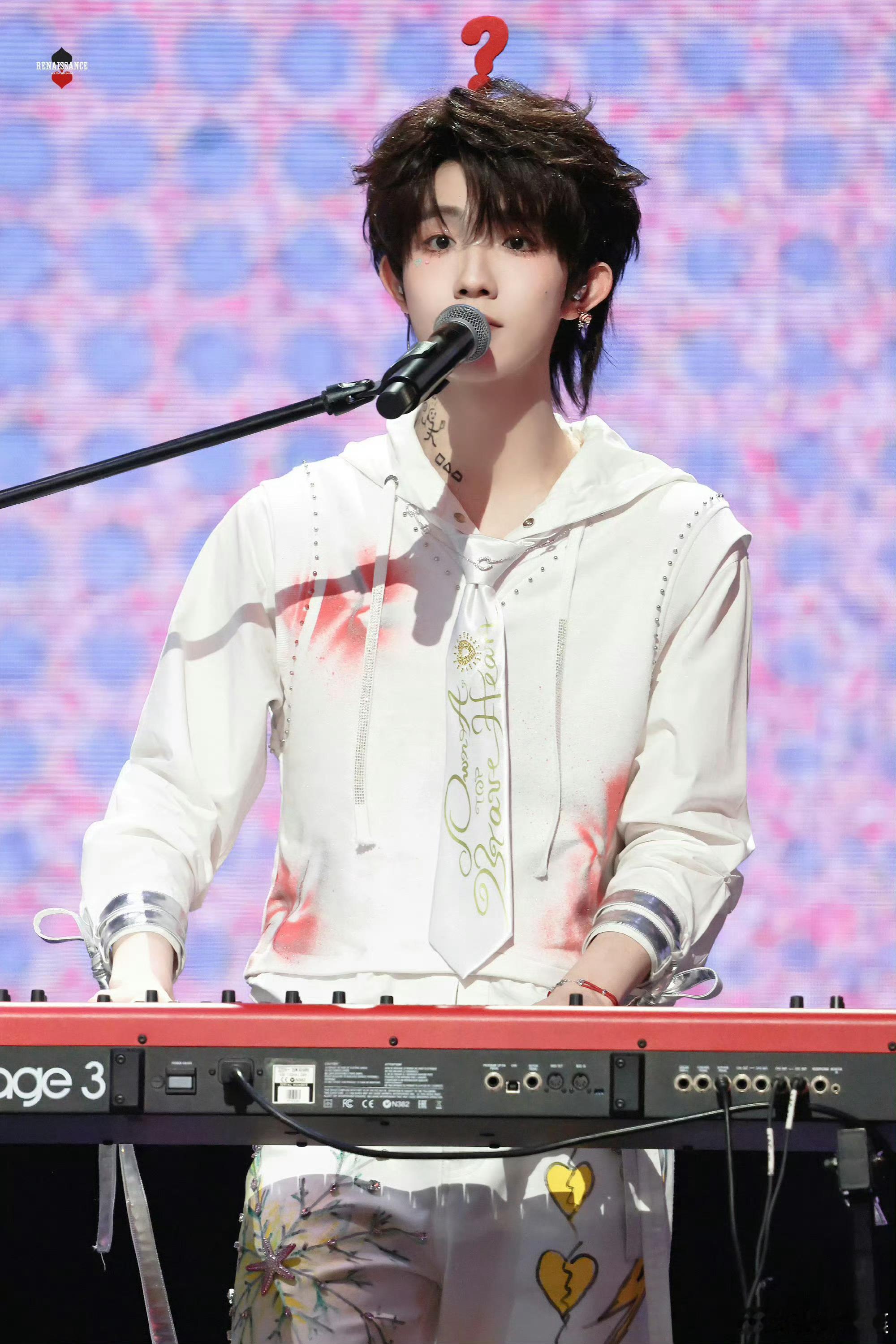 苏新皓爱丫爱丫舞台好萌 苏新皓咋这萌呢？！《爱丫爱丫》舞台头顶小问号呆萌得很，笑