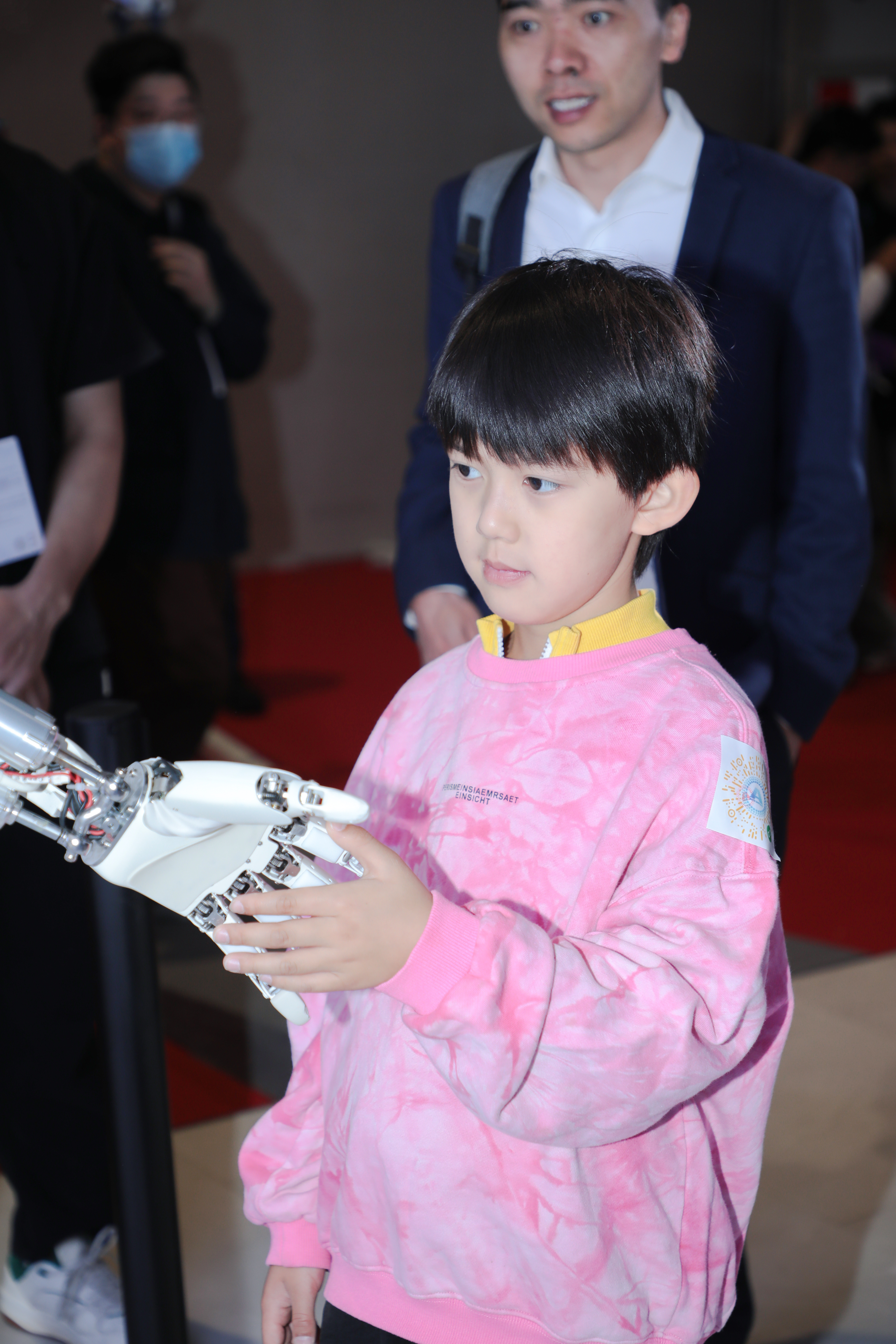 仿若到了科幻电影，碳基生命幼仔和硅基生命幼仔第一次接触。 ​​​