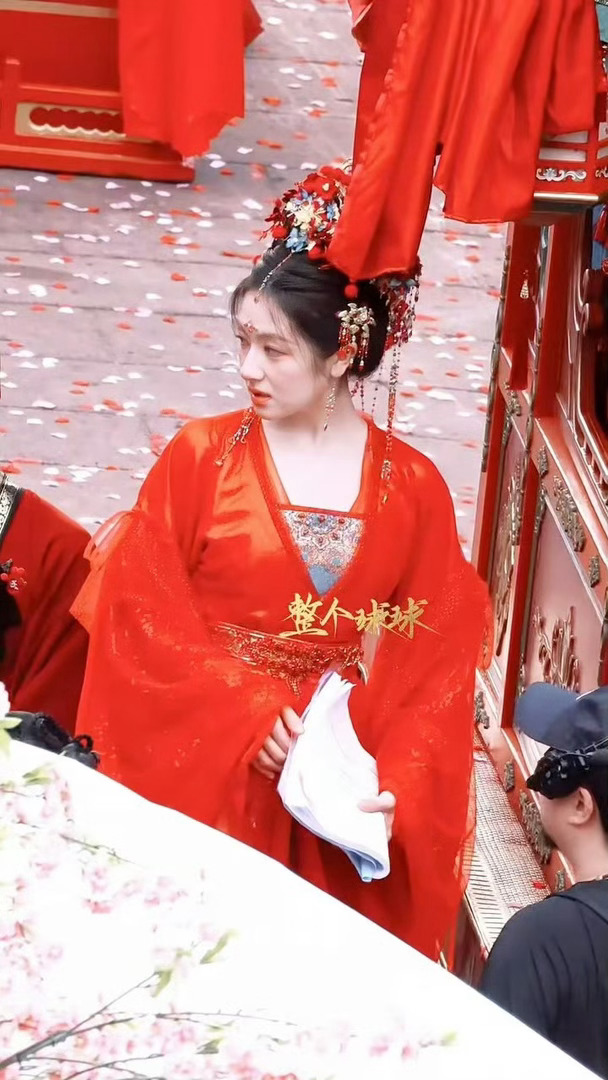 李兰迪千云兮出嫁造型李兰迪千云兮大婚路透 明艳中带着清澈，好奇中透着灵动，千云兮