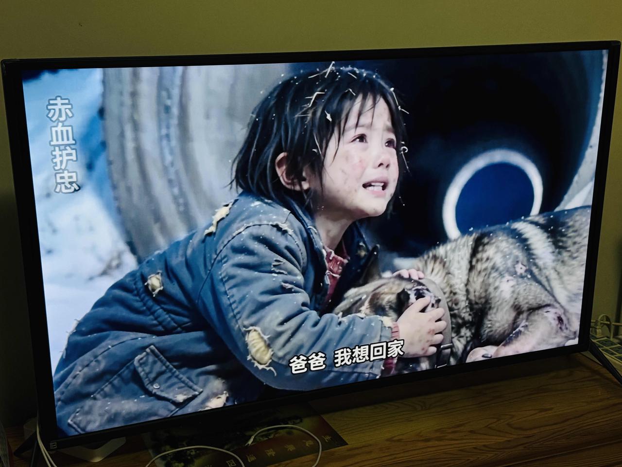 老爹也学会用遥控器刷抖音了，很激动。话说，现在抖音上AI剧这么多吗？智能电视