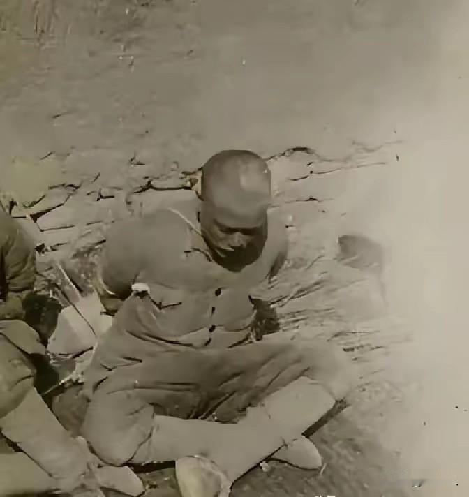 1950年土改公审，地主即将被枪毙，临死大喊：请当年我救的地下党作证
 
195