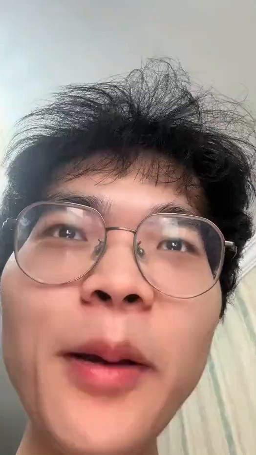 买了一件紧身的短袖出去拍照穿，给你们看一下，不知道为什么很羞耻。我的头好大。