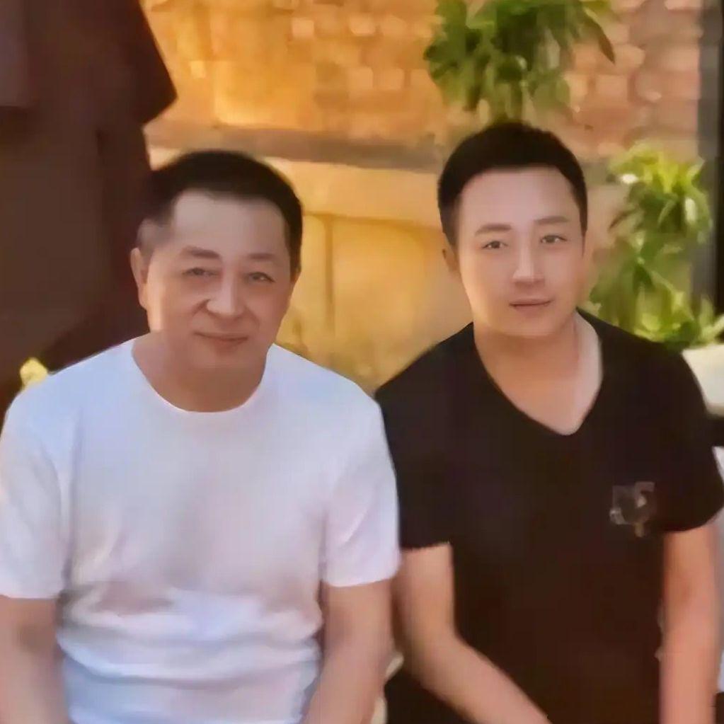 汪小菲觉得那个没怎么管过他的父亲，人挺好。
他母亲张兰呢？为了他，什么苦都能吃，