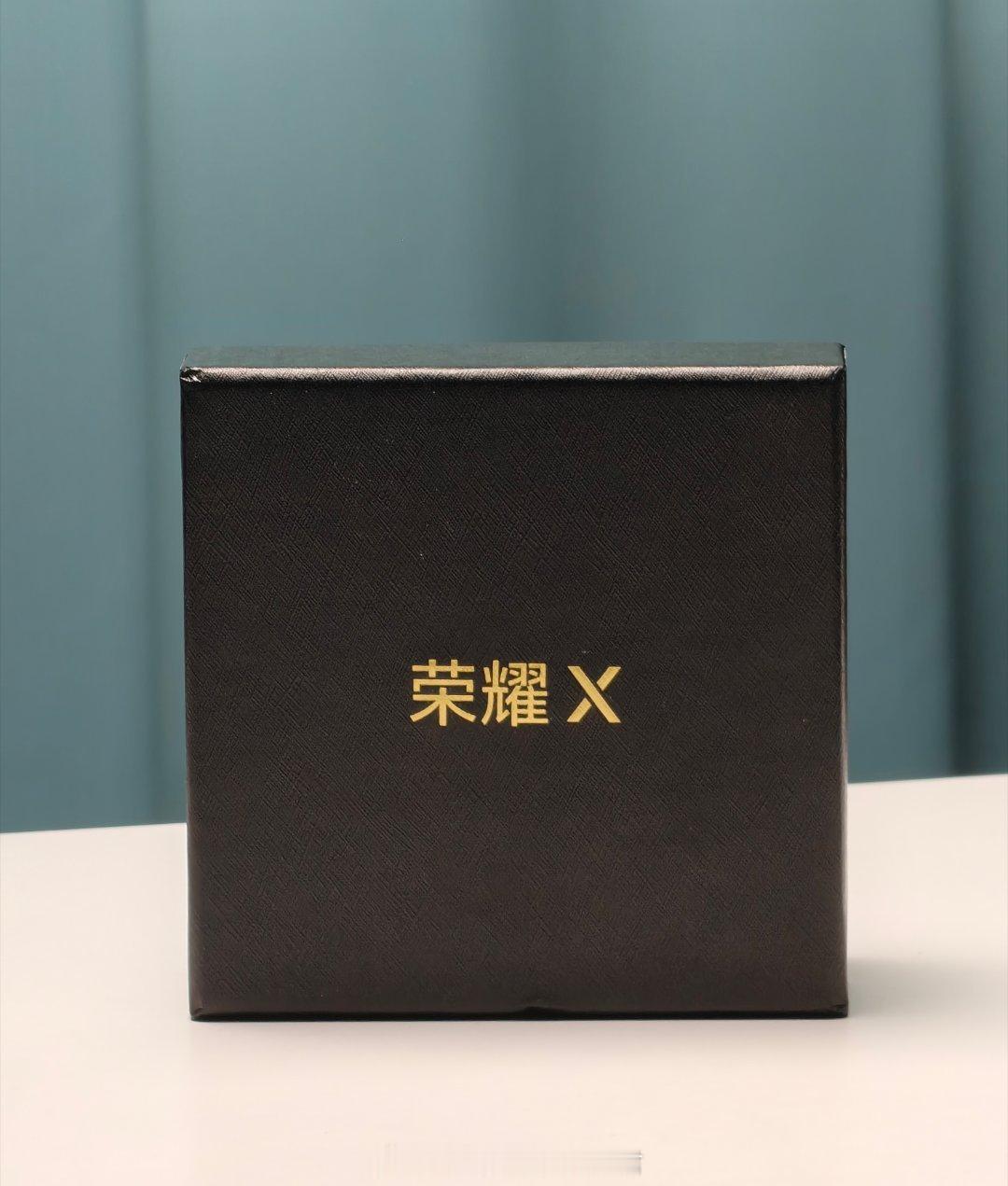 收到荣耀X80 Pro Max 发布会的邀请函了，里面有一个金属魔方，可以无限翻
