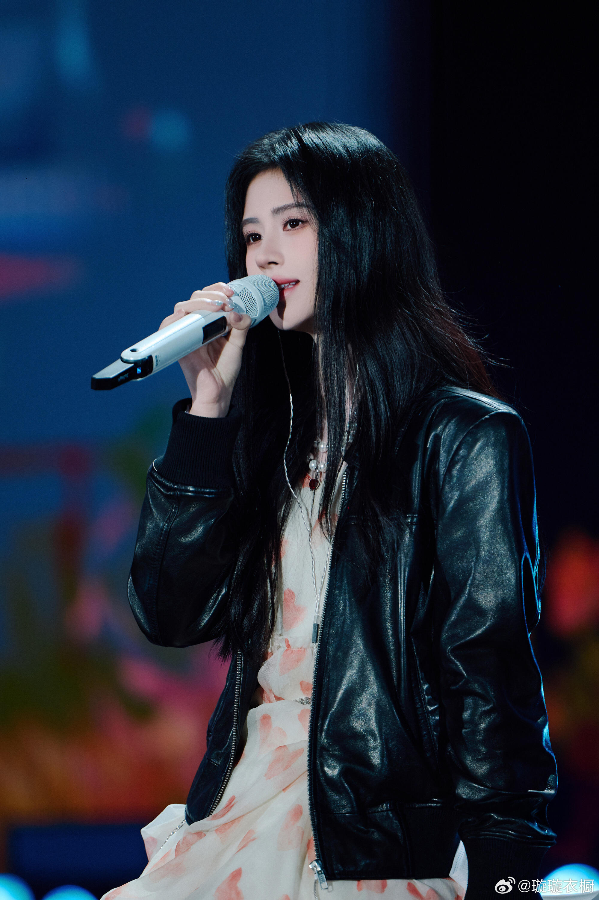 鞠婧祎巅峰之夜造型 格子短裙配高腰西装，FRED珠宝加持，造型独特又吸睛，侧颜简