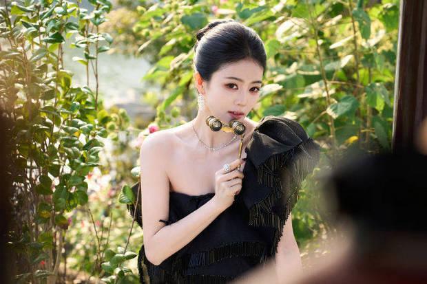 白鹿江畔写真太惊艳！黑流苏斜肩裙化身优雅黑天鹅

白鹿现在算是圈内很能扛剧的女演
