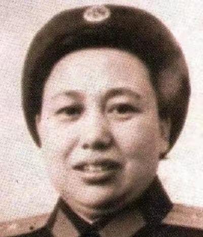 1934年11月，红二十五军长征出发前，给部队里7个女护士每人发了8块大洋，让她