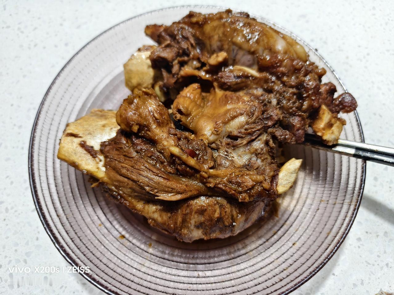 随手一拍晒美食卤猪头肉：我买了一个小黑毛土猪头，外表和耳朵、口条晢时放入冰箱，只