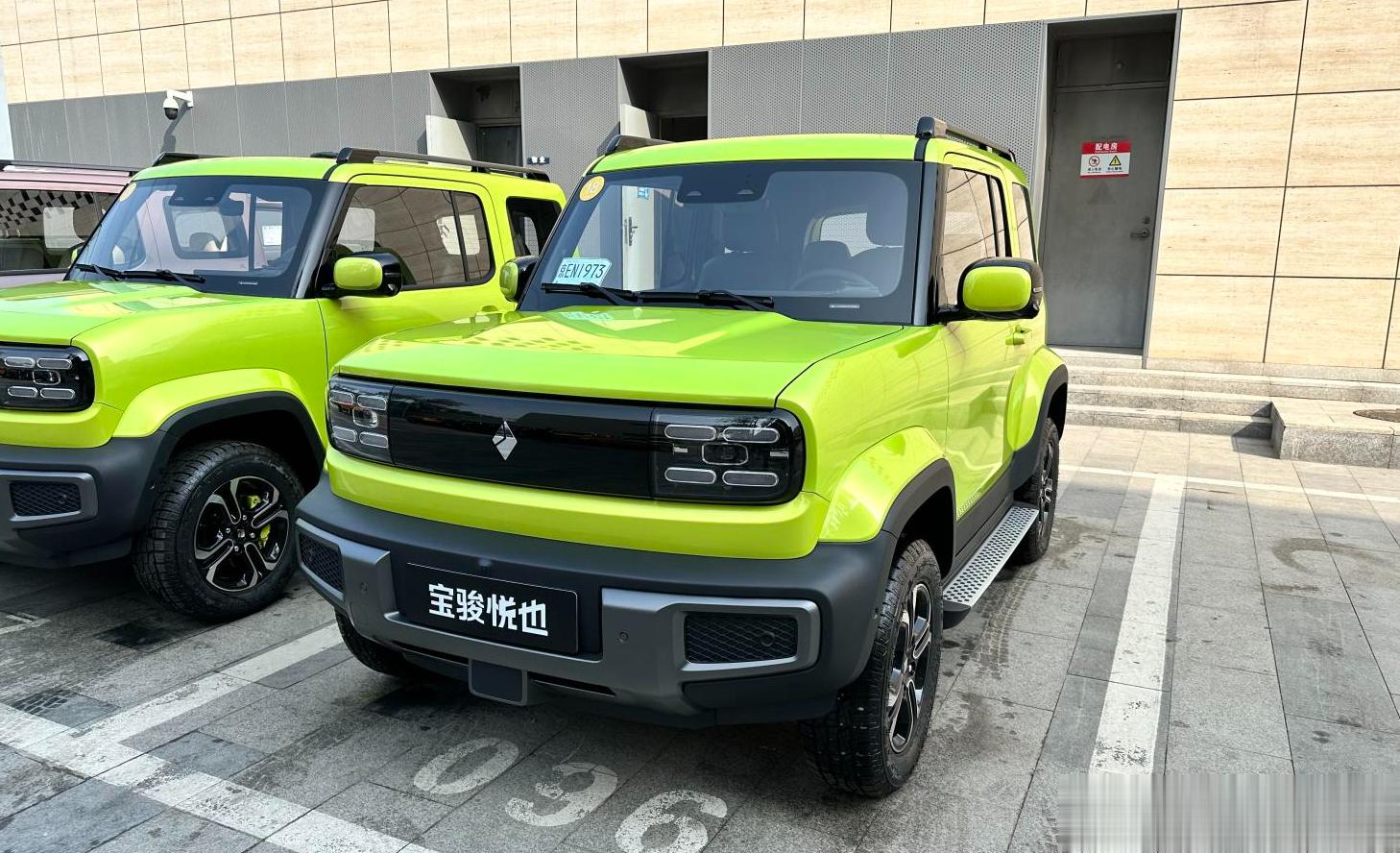 上汽通用五菱旗下全新小型纯电动SUV——宝骏悦也正式亮相。新车换装宝骏品牌全新L