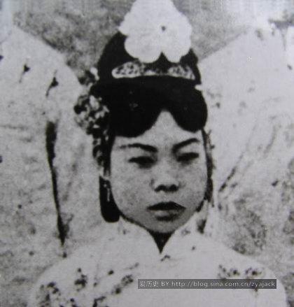 你知道吗？鼓动淑妃文绣和溥仪离婚的玉芬居然是冯巩的堂奶奶，冯国璋的孙媳妇。

虽