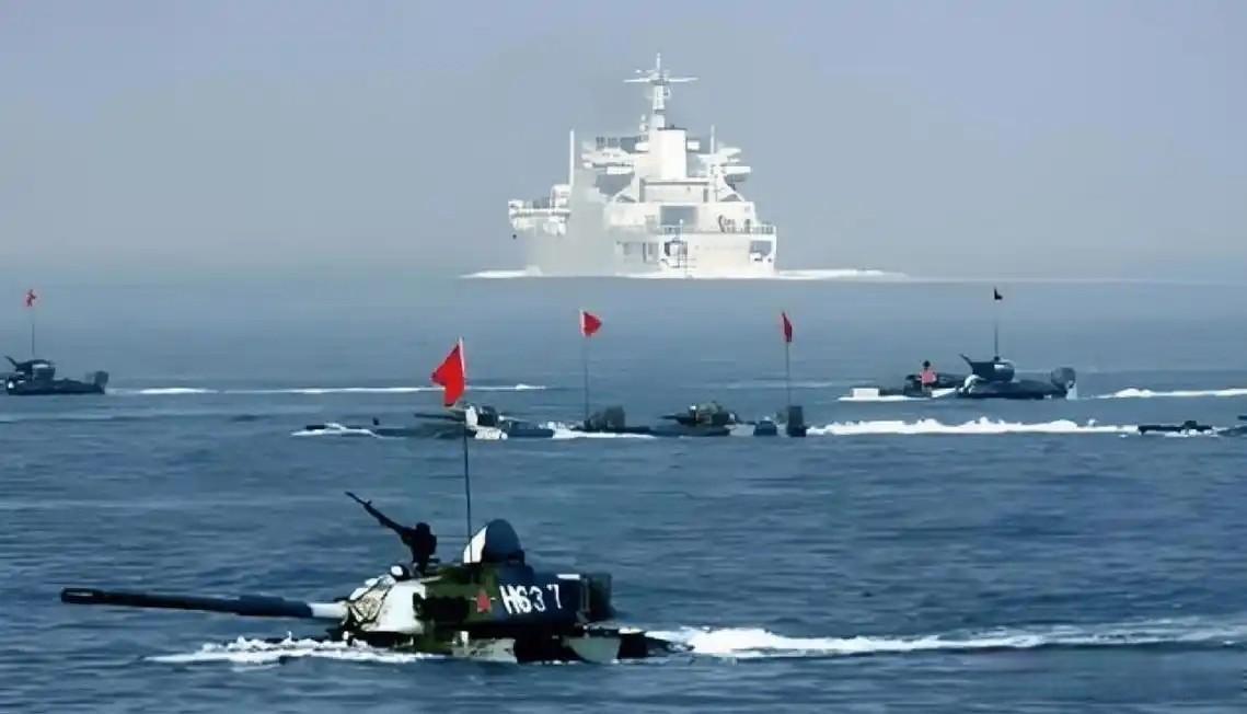 12月29日，东部战区的“正义使命—2025”围台实战化军演，对台岛实行全方位包