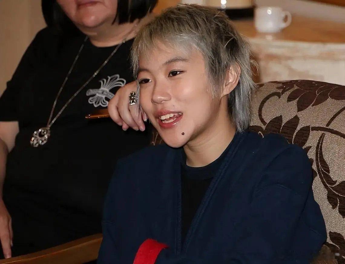 窦靖童完全王菲 开口就被惊艳到，独有的声线特质、演唱时的神态风骨高度重合，自带浑