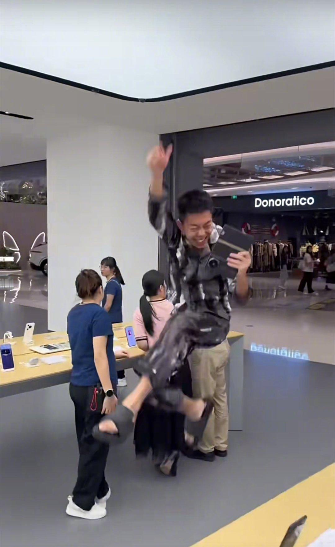 这种拿着华为三折叠（是不是自己买的还不清楚）跑到苹果店里像猴一样又叫又跳的，压根
