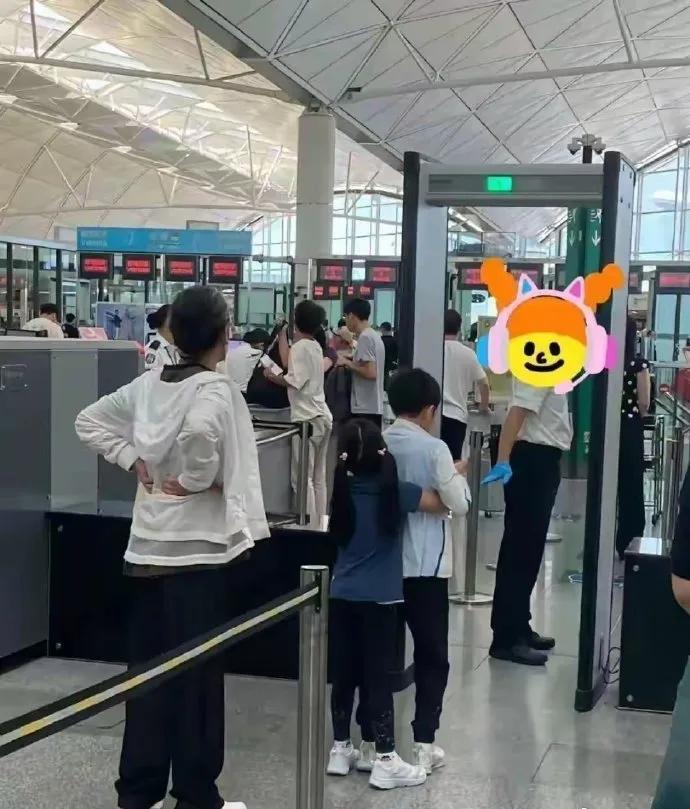 郭晶晶一家坐高铁出行，一家没有走vip通道，而是和普通人一样正常过安检，两个小朋