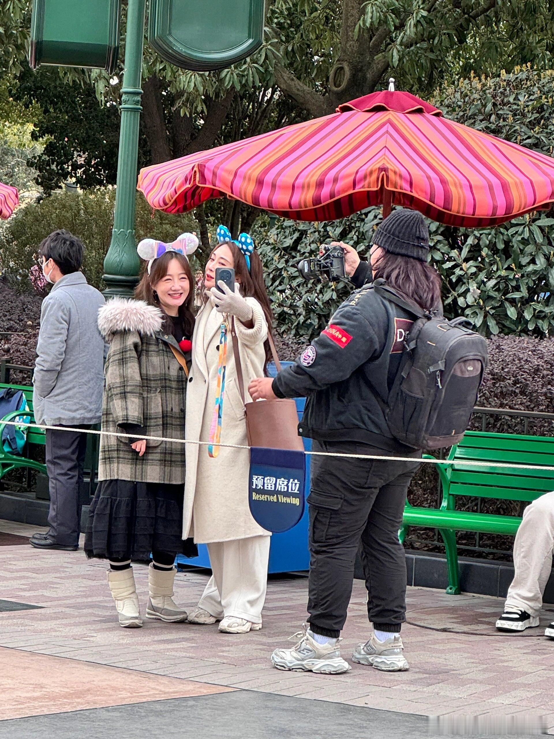 上海迪士尼偶遇薛佳凝，45岁还是这么甜，私下穿搭引热议。 ​​​