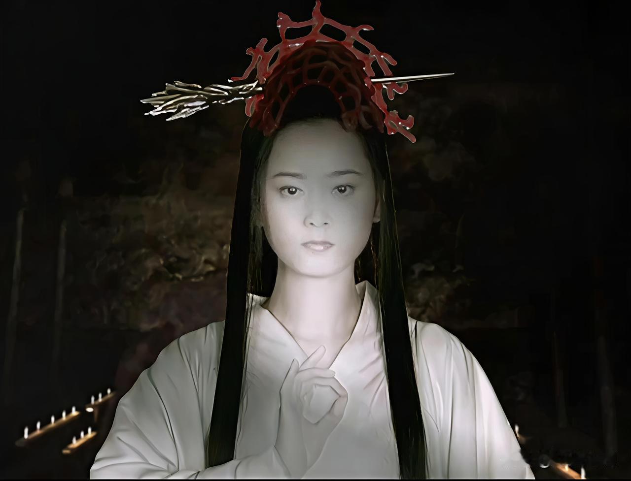 女娲娘娘，也叫娲皇，为上古神女，她生有圣德，炼石补天，是人族之母，补天之神，地位