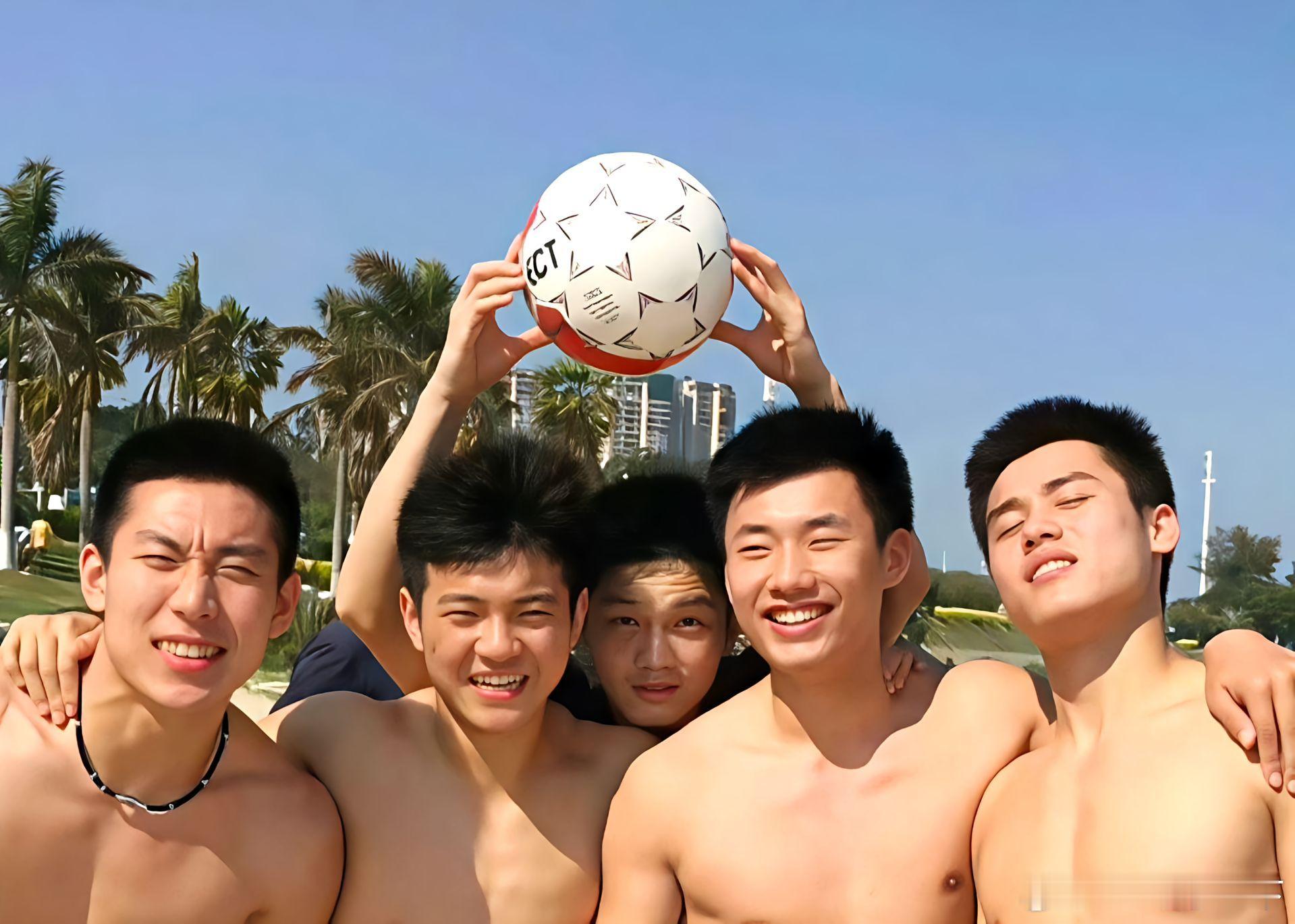后面那个小球童好眼熟啊 ​​​