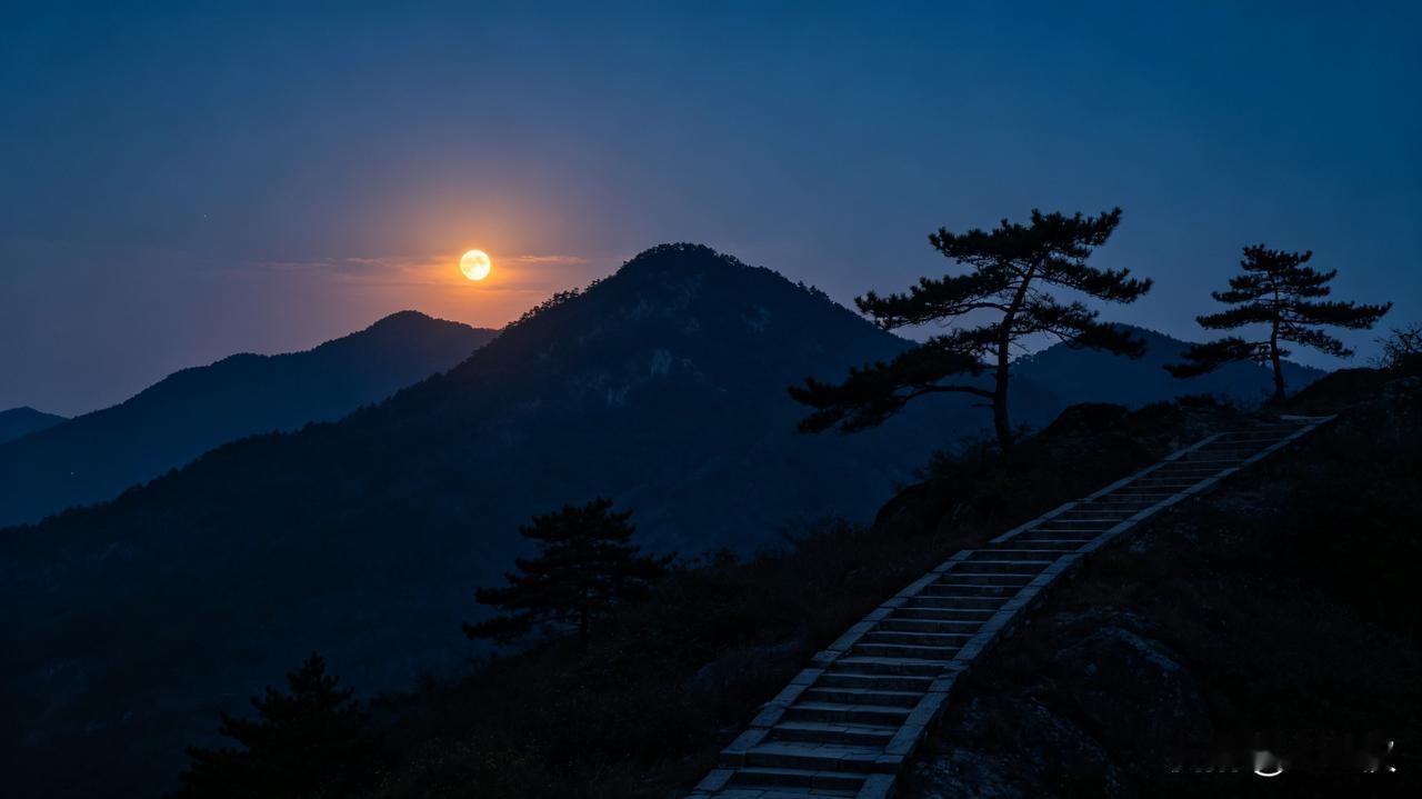 上联：西山观月落，邀对下联东岭等日出。