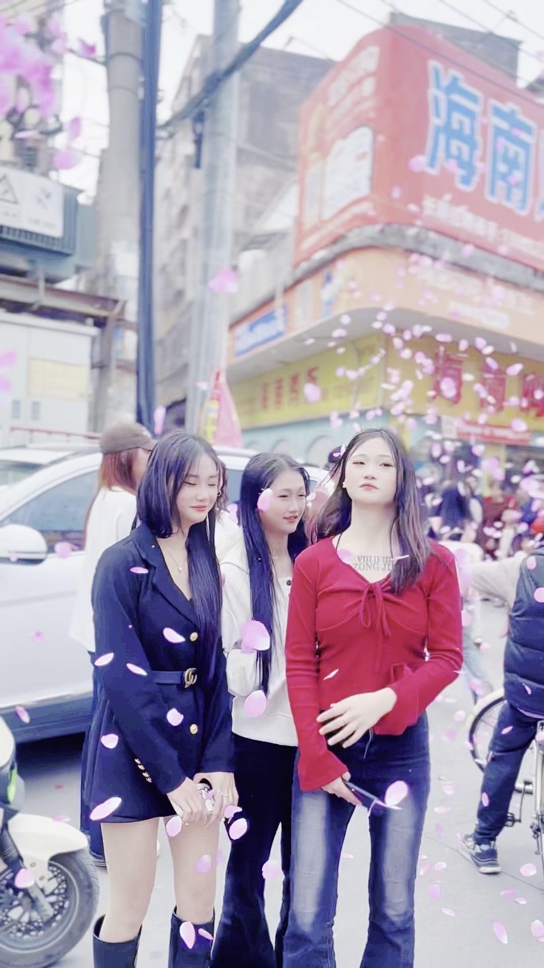 和集美们看礼花真的超梦幻！夜空的绚烂就像泼了一把星星碎，烟花升起时连空气都在闪，